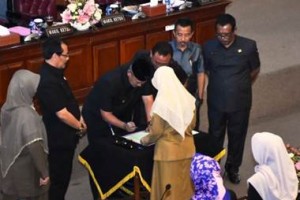 Bupati Kuningan saat menandatangani nota kesepakatan KUA dan PPAS.